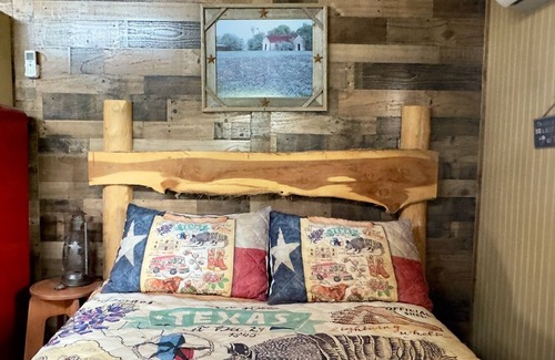 Voca Cabin | Texas Our Texas | Fun & Unique Cabin Close to Castell