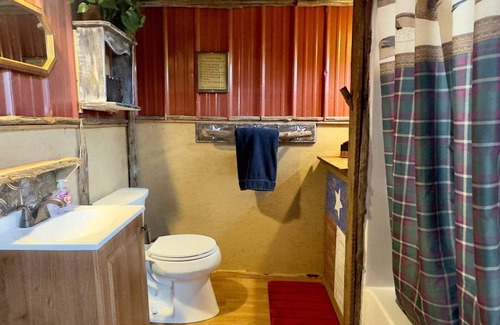 Voca Cabin | Texas Our Texas | Fun & Unique Cabin Close to Castell