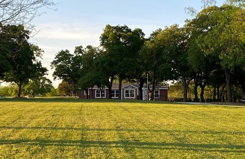 Pilot Point House | Texas Ranch House on 10 acres near Lake Ray Roberts!