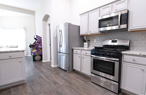 McKinney House | Texas Roots: King Beds - 6 Minutes to Downtown McKinney- Sleeps 6 - Remodeled