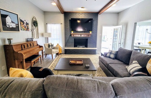 Hewitt House | Texas Sunshine Oasis WACO/Silos/Baylor: Pool, Piano, PingPong, Pets