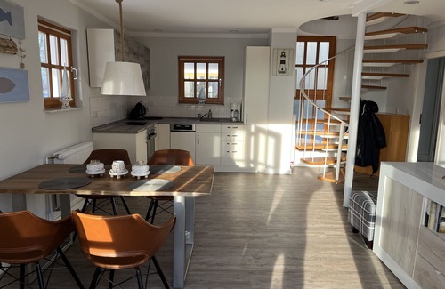 Alt Reddevitz House | Thatched cottage surrounded by the sea