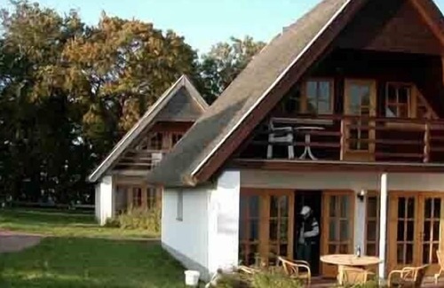 Alt Reddevitz House | Thatched cottage surrounded by the sea