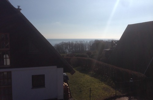 Alt Reddevitz House | Thatched cottage surrounded by the sea