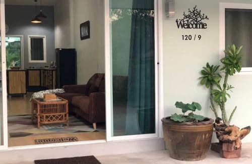 Rayong House | Thai Neighbourhood Duplex Stay 1 Bedroom Home