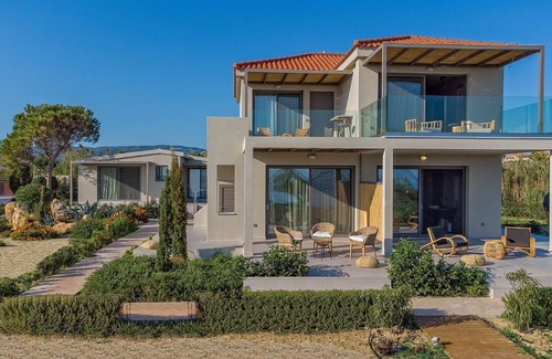 Kefalonia Apartment | Thallassa - Beachfront Villa Suite - Grand Blue Beach Residence