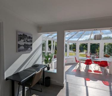 Elmbridge House | Thames Riverside Retreat Serene 3 Bed Bungalow