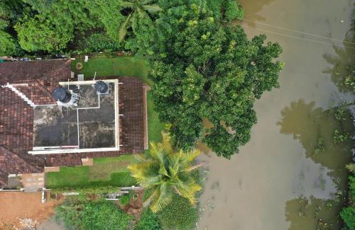 Kumarakom House | Tharangini - Riverside Private Bedroom