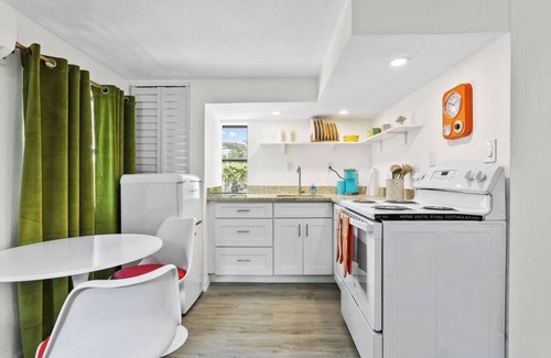Seminole Heights Apartment | That 70s Themed Apt Close to Coffee, Food and Shops