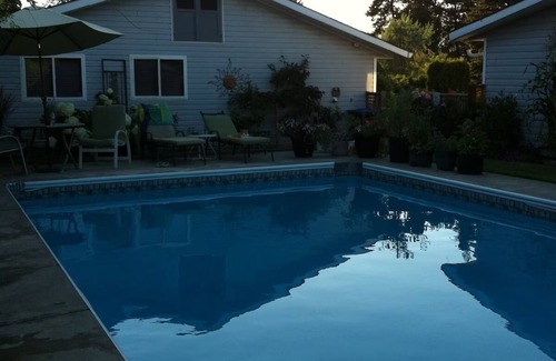 Crawford Apartment | That Modern 70s Suite - Poolside Retreat