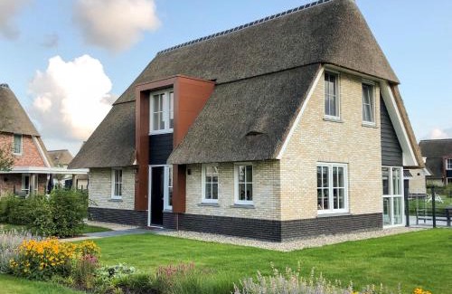 Delfstrahuizen Villa | Thatched villa with lounge set, right at the water