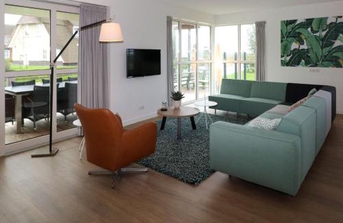 Delfstrahuizen Villa | Thatched villa with lounge set, right at the water