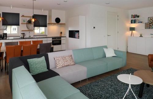 Delfstrahuizen Villa | Thatched villa with lounge set, right at the water