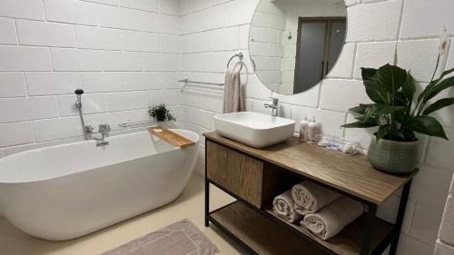 Hilton House | Thatchwood Cottage