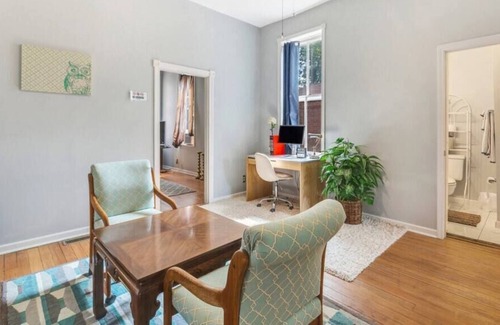 Tower Grove East Apartment | The 10 Mins from Everything in the City Apartment