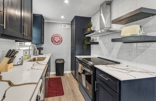 Northgate Apartment | The 12: 1st Floor 2 Bdrm, Walk to A&M, King Beds