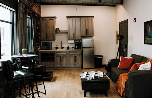 Leitchfield Apartment | The 1935 Historic Alexander Hotel/The Jackson Suite in Leitchfield, KY