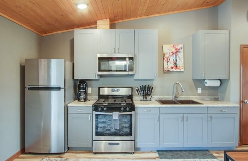 Interlochen Condo | The 4th Overlook Seeps 4, In-between Crystal Mountain and Traverse City! WI-FI
