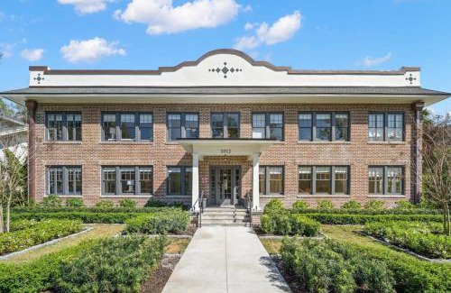 Hyde Park Apartment | The Adaline #2 - Luxury Hyde Park Apt, Steps to Bayshore