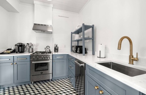 Hyde Park Apartment | The Adaline - 9 Apartment Complex With Courtyard