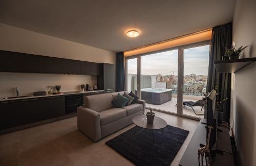 Pieta Apartment | The Address Seafront Suites with Hot Tub