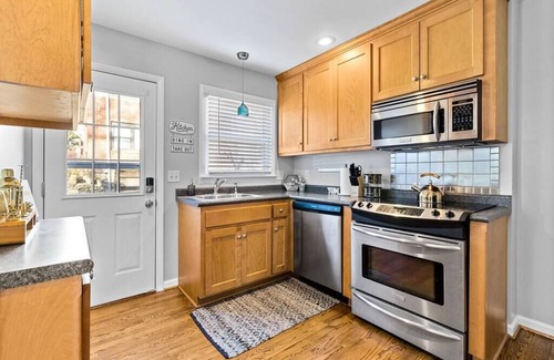 South Kansas City House | The adorable Kansas City Coach House is cozy, clean, and comfortable