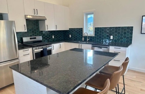 East Kootenay Apartment | The Aerie, modern condo, panoramic mountain views, Registration numbern002666n