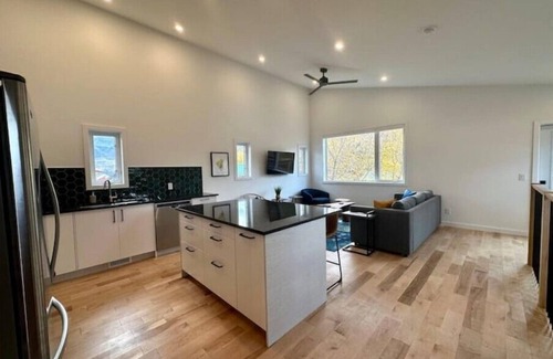 East Kootenay Apartment | The Aerie, modern condo, panoramic mountain views, Registration numbern002666n
