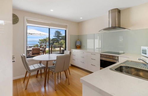 Alonnah House | 'The Alonnah' Beach House - Main House & Unit