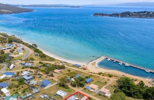 Alonnah House | 'The Alonnah' Beach House - Main House & Unit