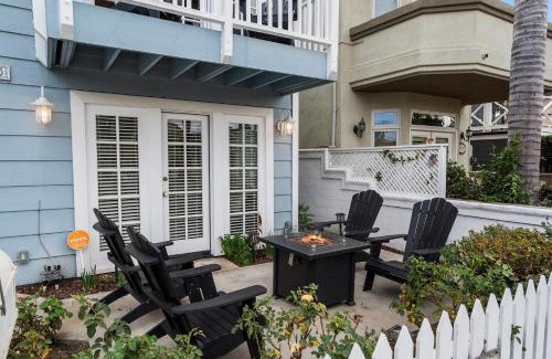 Huntington Beach House | The Americana 4 bedroom with spa and bikes, seps to the beach