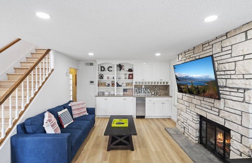Huntington Beach House | The Americana w/AC, spa, bikes steps to the sand