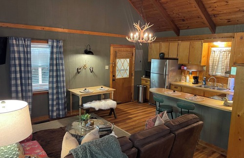 Pope Cabin | The Angler at Enid Lake is a quiet & cozy 3-bedroom cabin