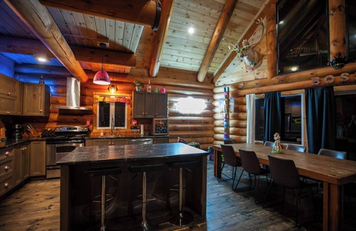 Saint-Philemon Ski Chalet | The ANIMAL | PARTY TIME | SPA AND MOUNTAIN