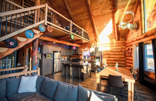 Saint-Philemon Ski Chalet | The ANIMAL | PARTY TIME | SPA AND MOUNTAIN