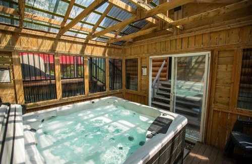 Saint-Philemon Ski Chalet | The ANIMAL - PARTY TIME - POOL SPA AND MOUNTAIN