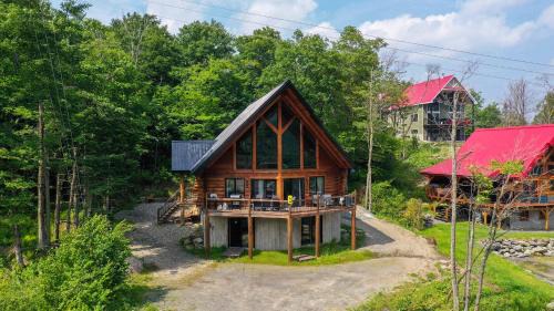 Saint-Philemon Ski Chalet | The ANIMAL - PARTY TIME - POOL SPA AND MOUNTAIN