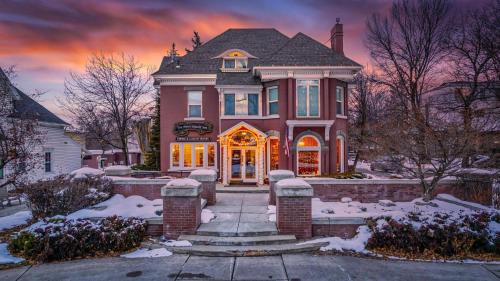 Logan Hotel | The Anniversary Inn - Logan