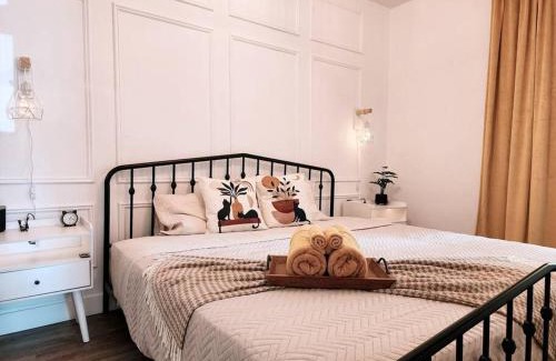 Quartier 5-4 Apartment | The Antique Cat - Jacuzzi & Parking