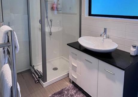 Glenfield Apartment | The Aotearoa Room