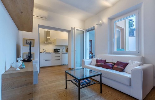 Saragozza-Porto Apartment | The apartment is located in a historic building in Porta Saragozza, a prestigious area of Bologna, at the foot of the hills and at the beginning of the monumental portico of San Luca, the longest in the world, which reaches the Basilica on the Coll