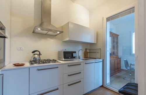 Saragozza-Porto Apartment | The apartment is located in a historic building in Porta Saragozza, a prestigious area of Bologna, at the foot of the hills and at the beginning of the monumental portico of San Luca, the longest in the world, which reaches the Basilica on the Coll