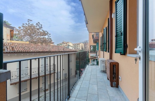 Saragozza-Porto Apartment | The apartment is located in a historic building in Porta Saragozza, a prestigious area of Bologna, at the foot of the hills and at the beginning of the monumental portico of San Luca, the longest in the world, which reaches the Basilica on the Coll