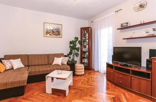 Vojnic Sinjski Apartment | The apartment with pool is located in the middle of greenery, in the small village Vojni.