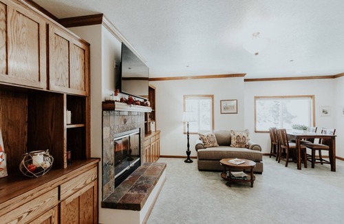 Wrightwood House | The Applewood Inn - BRIGHT & SPACIOUS Mountain Retreat!