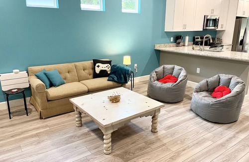 Sanford House | The Arcade House: private arcade, fully-fenced backyard, close to downtown