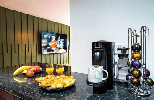Kelvinbridge Apartment | The Arran Suite - Your Stylish Scottish Getaway!