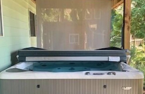 Madeira Park Cabin | The Arrow Gardens & Hot Tub in Madeira Park