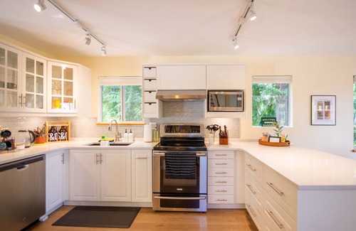 Madeira Park Cabin | The Arrow Gardens & Hot Tub in Madeira Park