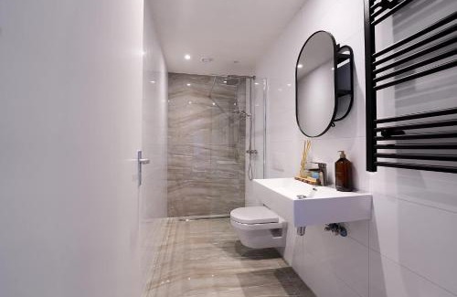 Stratum Apartment | The Art Gallery - Mario's Place - By T&S